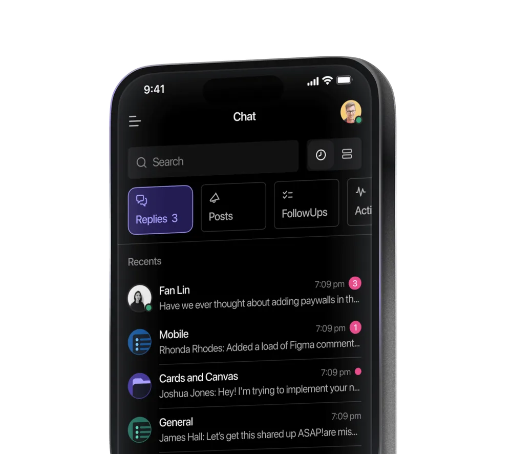 Aplicativo do ClickUp no celular com as conversas e notificações da equipe